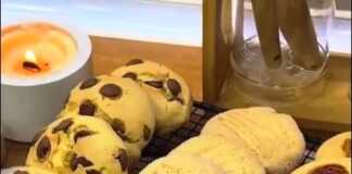 Κουλουράκια των 20 Λεπτών (Μαζί με το ψήσιμο!) Ενας δίσκος γεμάτος με χρυσαφένια, στρογγυλά κουλουράκια με ένα σχέδιο από πιρούνι στην επιφάνεια, πασπαλισμένα με ζάχαρη.