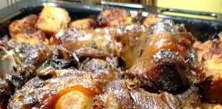 Ένα βαθύ ταψί γεμάτο με χρυσαφένια ψημένη προβατίνα και κομμάτια ψωμιού (μπούκες) που έχουν απορροφήσει τους ζωμούς, έτοιμο για σερβίρισμα.