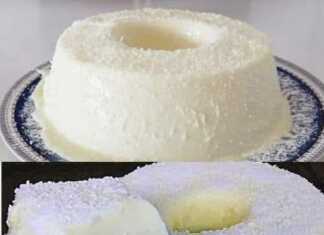 Ένα μπολ ή πιάτο με λευκή, κρεμώδη κρέμα πασπαλισμένη με άφθονο τριμμένο ινδοκάρυδο.