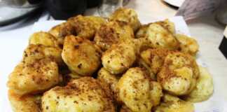 Μια πιατέλα γεμάτη χρυσαφένιες, τηγανισμένες λαγγίτες, περιχυμένες με μέλι και πασπαλισμένες με κανέλα.