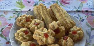 Λεμονάτα Μπισκοτάκια για το Καφεδάκι Μια συλλογή από στρογγυλά και ανθόσχημα μπισκοτάκια με λεμόνι, σε διάφορα μεγέθη, τοποθετημένα σε μια επιφάνεια.