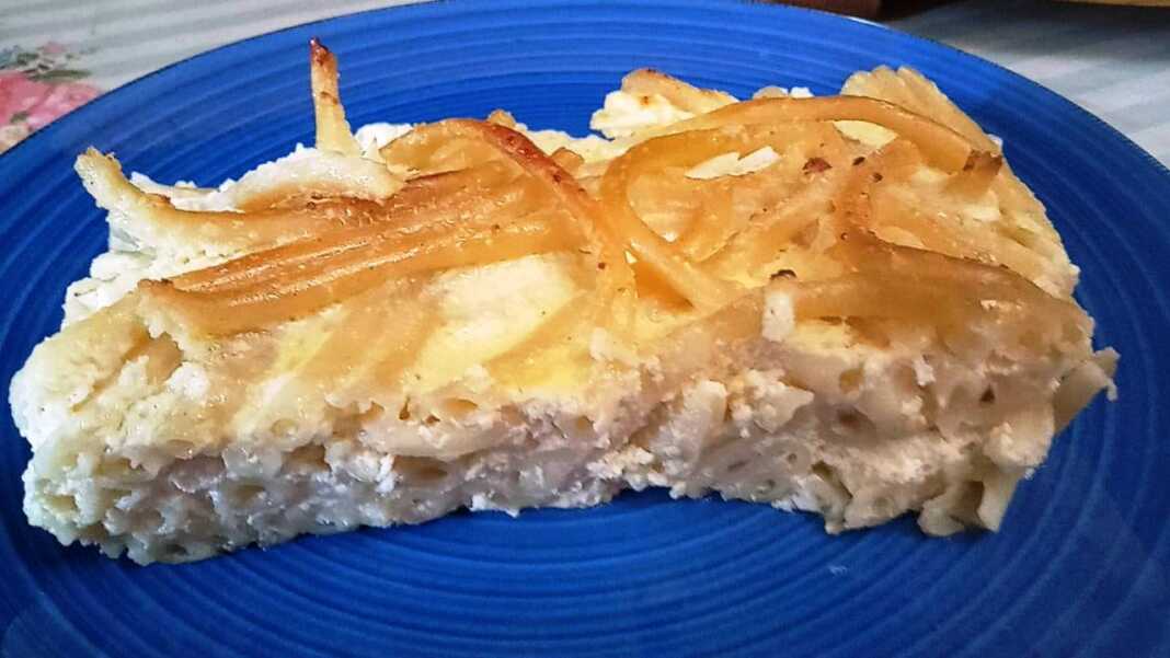 makaronopita xoris filo Ένα κομματι χρυσαφένια, φρεσκοψημένη μακαρονόπιτα χωρίς φύλλο, μόλις βγήκε από τον φούρνο.