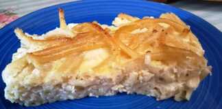 Ένα κομματι χρυσαφένια, φρεσκοψημένη μακαρονόπιτα χωρίς φύλλο, μόλις βγήκε από τον φούρνο.