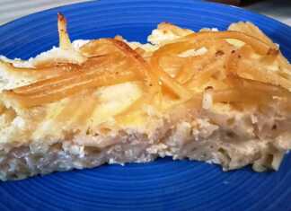 Ένα κομματι χρυσαφένια, φρεσκοψημένη μακαρονόπιτα χωρίς φύλλο, μόλις βγήκε από τον φούρνο.