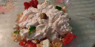 Ένα μεγάλο μπολ γεμάτο με πολύχρωμη χωριάτικη μακαρονοσαλάτα, με κοντά ζυμαρικά, κομμένες ντομάτες, πιπεριές, ελιές και θρυμματισμένη φέτα.