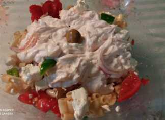 Ένα μεγάλο μπολ γεμάτο με πολύχρωμη χωριάτικη μακαρονοσαλάτα, με κοντά ζυμαρικά, κομμένες ντομάτες, πιπεριές, ελιές και θρυμματισμένη φέτα.