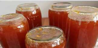 5 βάζα με χρυσαφένια μαρμελάδα βερίκοκο και φρέσκα βερίκοκα δίπλα του, σε ξύλινο τραπέζι.