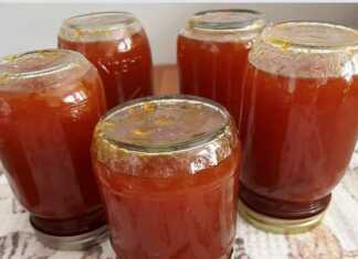 5 βάζα με χρυσαφένια μαρμελάδα βερίκοκο και φρέσκα βερίκοκα δίπλα του, σε ξύλινο τραπέζι.