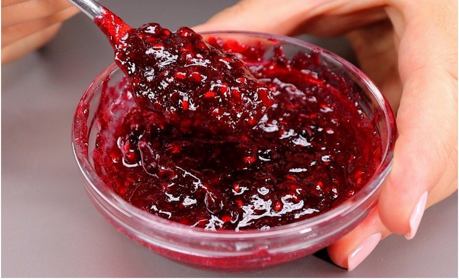 marmelada frouton1 Ενα μπολ γεμάτο με κόκκινη/μωβ μαρμελάδα από διάφορα φρούτα, μερικά κομμάτια φρούτων είναι ορατά.