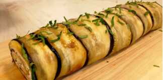Ένα ρολό μελιτζανας που αποκαλύπτει τις στρώσεις από ψητές μελιτζάνες, τυρί, ζαμπόν, αυγά και πράσινα μυρωδικά.