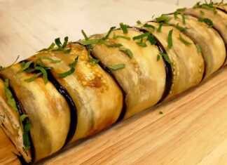 Ένα ρολό μελιτζανας που αποκαλύπτει τις στρώσεις από ψητές μελιτζάνες, τυρί, ζαμπόν, αυγά και πράσινα μυρωδικά.