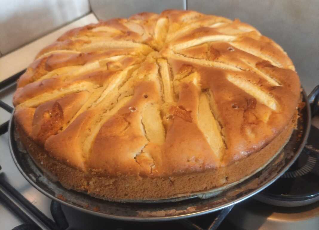 milopita me kanela kai marmelada Μια λαχταριστή μηλόπιτα με φέτες μήλου στην κορυφή