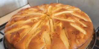 Μια λαχταριστή μηλόπιτα με φέτες μήλου στην κορυφή