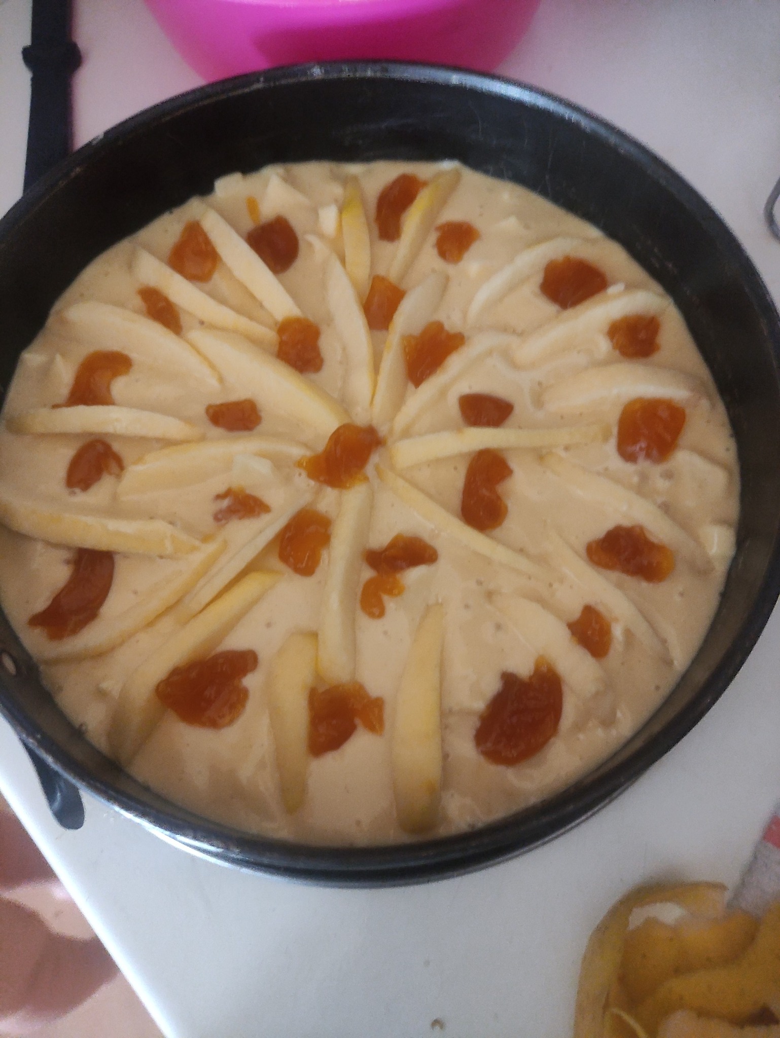 Αψητη μηλόπιτα με φέτες μήλου στην κορυφή και σταγόνες μαρμελάδας