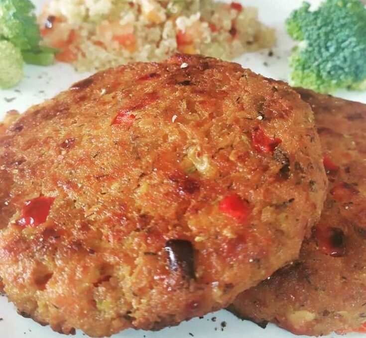 Πιάτο με δύο χρυσαφένια, ψημένα μπιφτέκια λαχανικών,