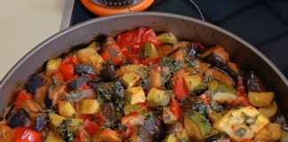 Μπριάμ Λαχανικών Ταψί με πολύχρωμο Μπριάμ λαχανικών, με ψημένα κολοκυθάκια, μελιτζάνες, πιπεριές, πατάτες και ντομάτες.