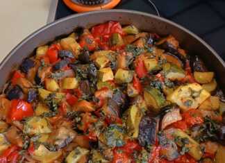 Ταψί με πολύχρωμο Μπριάμ λαχανικών, με ψημένα κολοκυθάκια, μελιτζάνες, πιπεριές, πατάτες και ντομάτες.