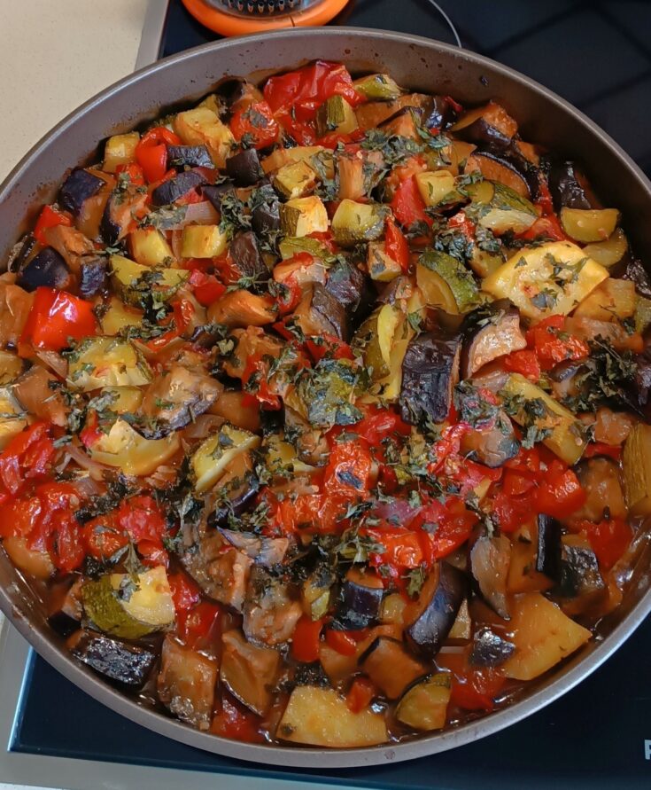 Ταψί με πολύχρωμο Μπριάμ λαχανικών, με ψημένα κολοκυθάκια, μελιτζάνες, πιπεριές, πατάτες και ντομάτες.