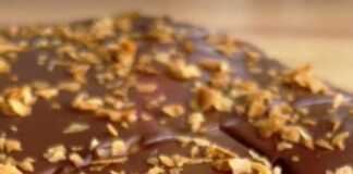 Ένα κομμάτι τούρτας χωρίς ψήσιμο που δείχνει στρώσεις μπισκότου και κρέμας, με γλάσο σοκολάτας στην κορυφή.