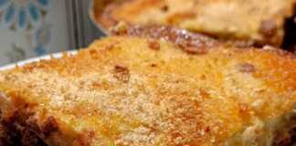 Ένα κομμάτι με λαχταριστό, χρυσαφένιο μουσακά, έτοιμο να σερβιριστεί.