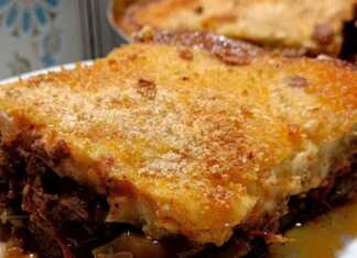 Ένα κομμάτι με λαχταριστό, χρυσαφένιο μουσακά, έτοιμο να σερβιριστεί.