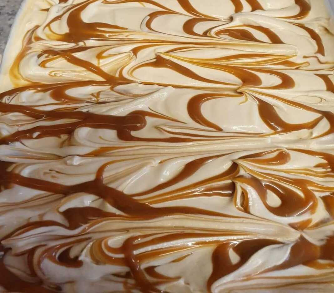 pagvto parfe karamela Ένα μπολ με παγωτό παρφέ καραμέλα, γαρνιρισμένο με σος καραμέλας και ίσως λίγα κομμάτια σοκολάτας, έτοιμο για σερβίρισμα.