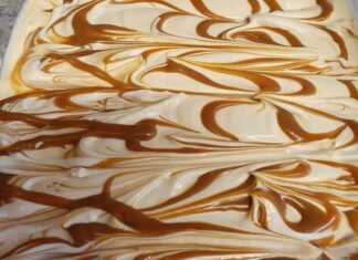 Ένα μπολ με παγωτό παρφέ καραμέλα, γαρνιρισμένο με σος καραμέλας και ίσως λίγα κομμάτια σοκολάτας, έτοιμο για σερβίρισμα.