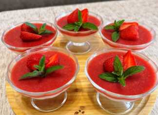 Πέντα γυάλινα ποτήρια με στρώσεις παννακότας (κάτω) και κόκκινου ζελέ φράουλας (πάνω), διακοσμημένα με φρέσκες φράουλες.