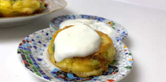 Ένας πατατοκεφτες τηγανητός με κορκούτι και απο πάνω μια κουταλια γιαουρτι