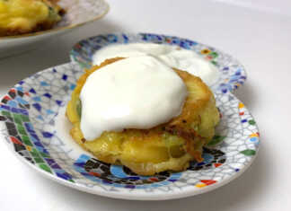 Ένας πατατοκεφτες τηγανητός με κορκούτι και απο πάνω μια κουταλια γιαουρτι