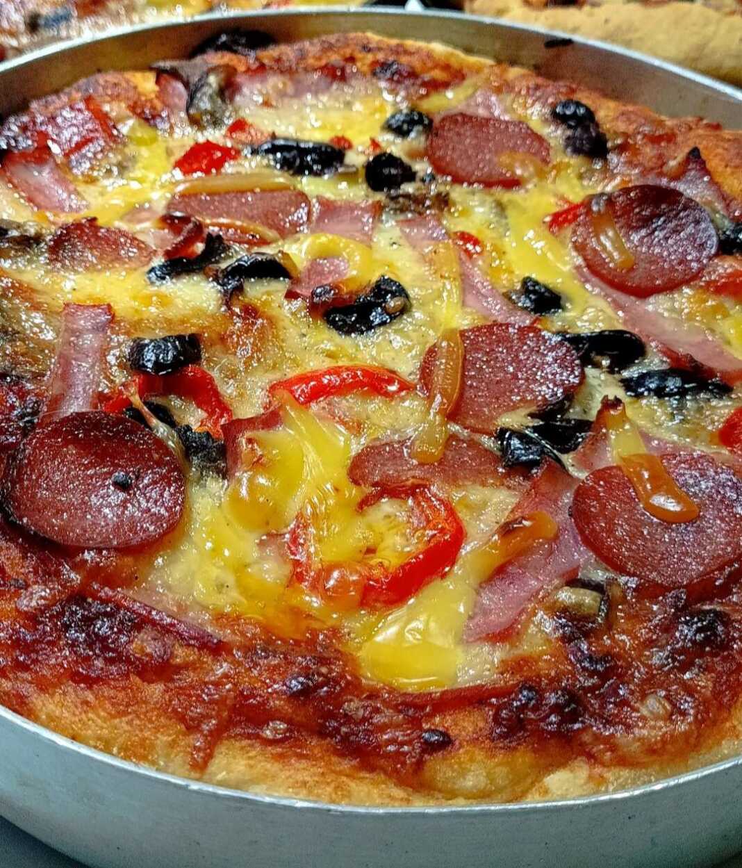 Φτιάξτε την πιο αφράτη σπιτική πίτσα με αυτή την εύκολη συνταγή. Περιλαμβάνει αναλυτικούς χρόνους προετοιμασίας και ψησίματος για ένα τέλειο Σαββατόβραδο!