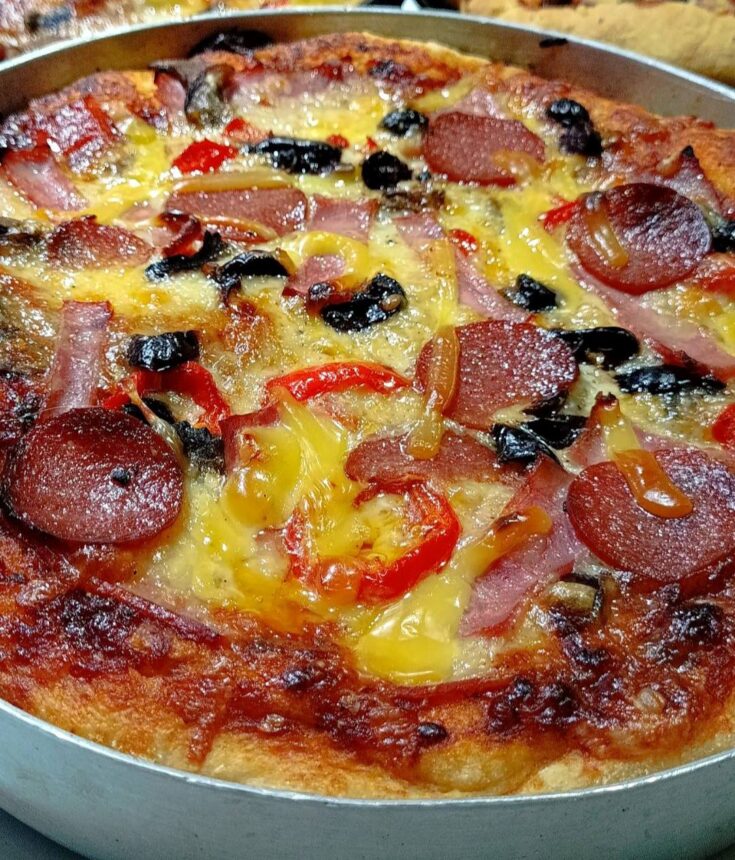 Φτιάξτε την πιο αφράτη σπιτική πίτσα με αυτή την εύκολη συνταγή. Περιλαμβάνει αναλυτικούς χρόνους προετοιμασίας και ψησίματος για ένα τέλειο Σαββατόβραδο!