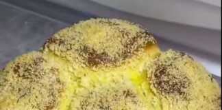 Ένα ταψί με χρυσαφένια, αφράτα στρογγυλά ψωμάκια, με μερικά από αυτά να έχουν ανοιχτεί για να αποκαλύψουν τη γέμιση μαρμελάδας.