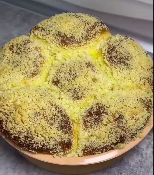 psomakia marmelada Ένα ταψί με χρυσαφένια, αφράτα στρογγυλά ψωμάκια, με μερικά από αυτά να έχουν ανοιχτεί για να αποκαλύψουν τη γέμιση μαρμελάδας.