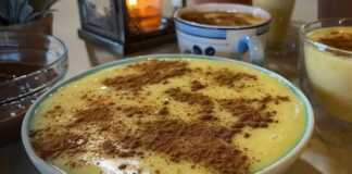 Γυάλινα μπολ με ρυζόγαλο, με ορατές στρώσεις λευκής και καφέ (σοκολατένιας) κρέμας, πασπαλισμένα με κανέλα.