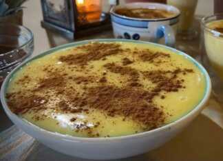 Γυάλινα μπολ με ρυζόγαλο, με ορατές στρώσεις λευκής και καφέ (σοκολατένιας) κρέμας, πασπαλισμένα με κανέλα.