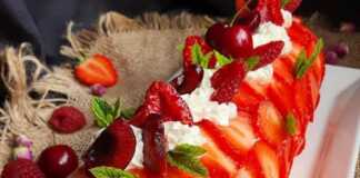 Ρολό Παντεσπάνι με Φράουλες, Κεράσια και Σμέουρα, γαρνιρισμένο με φρέσκα φρούτα και φύλλα μέντας.