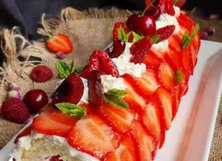 Ρολό Παντεσπάνι με Φράουλες, Κεράσια και Σμέουρα, γαρνιρισμένο με φρέσκα φρούτα και φύλλα μέντας.