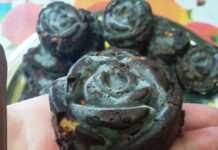 Ατομικά γλυκάκια κορμού σοκολάτας σε σχήμα λουλουδιού και καρδιάς, βγαλμένα από φορμάκια σιλικόνης, έτοιμα για σερβίρισμα.