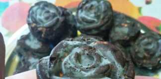 Ατομικά γλυκάκια κορμού σοκολάτας σε σχήμα λουλουδιού και καρδιάς, βγαλμένα από φορμάκια σιλικόνης, έτοιμα για σερβίρισμα.