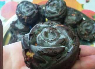 Ατομικά γλυκάκια κορμού σοκολάτας σε σχήμα λουλουδιού και καρδιάς, βγαλμένα από φορμάκια σιλικόνης, έτοιμα για σερβίρισμα.