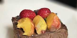 Σοκολατένιο γλυκό με βάση από μπισκότο και κρέμα γιαουρτιού χωρίς ζάχαρη διακοσμημένο με φρέσκα φρούτα