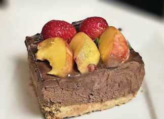 Σοκολατένιο γλυκό με βάση από μπισκότο και κρέμα γιαουρτιού χωρίς ζάχαρη διακοσμημένο με φρέσκα φρούτα