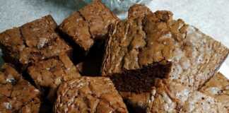 Κομμάτια από αφράτο σοκολατένιο πειρασμό με κεράσια, κομμένο σε τετράγωνο σχήμα, που φαίνονται τα κεράσια μέσα στη ζύμη.