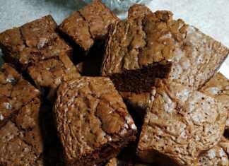 Κομμάτια από αφράτο σοκολατένιο πειρασμό με κεράσια, κομμένο σε τετράγωνο σχήμα, που φαίνονται τα κεράσια μέσα στη ζύμη.