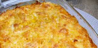 Ένα ταψί με χρυσαφένιο, ψημένο σουφλέ μακαρονιών με λιωμένο τυρί στην κορυφή.