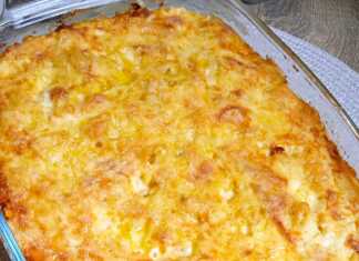 Ένα ταψί με χρυσαφένιο, ψημένο σουφλέ μακαρονιών με λιωμένο τυρί στην κορυφή.