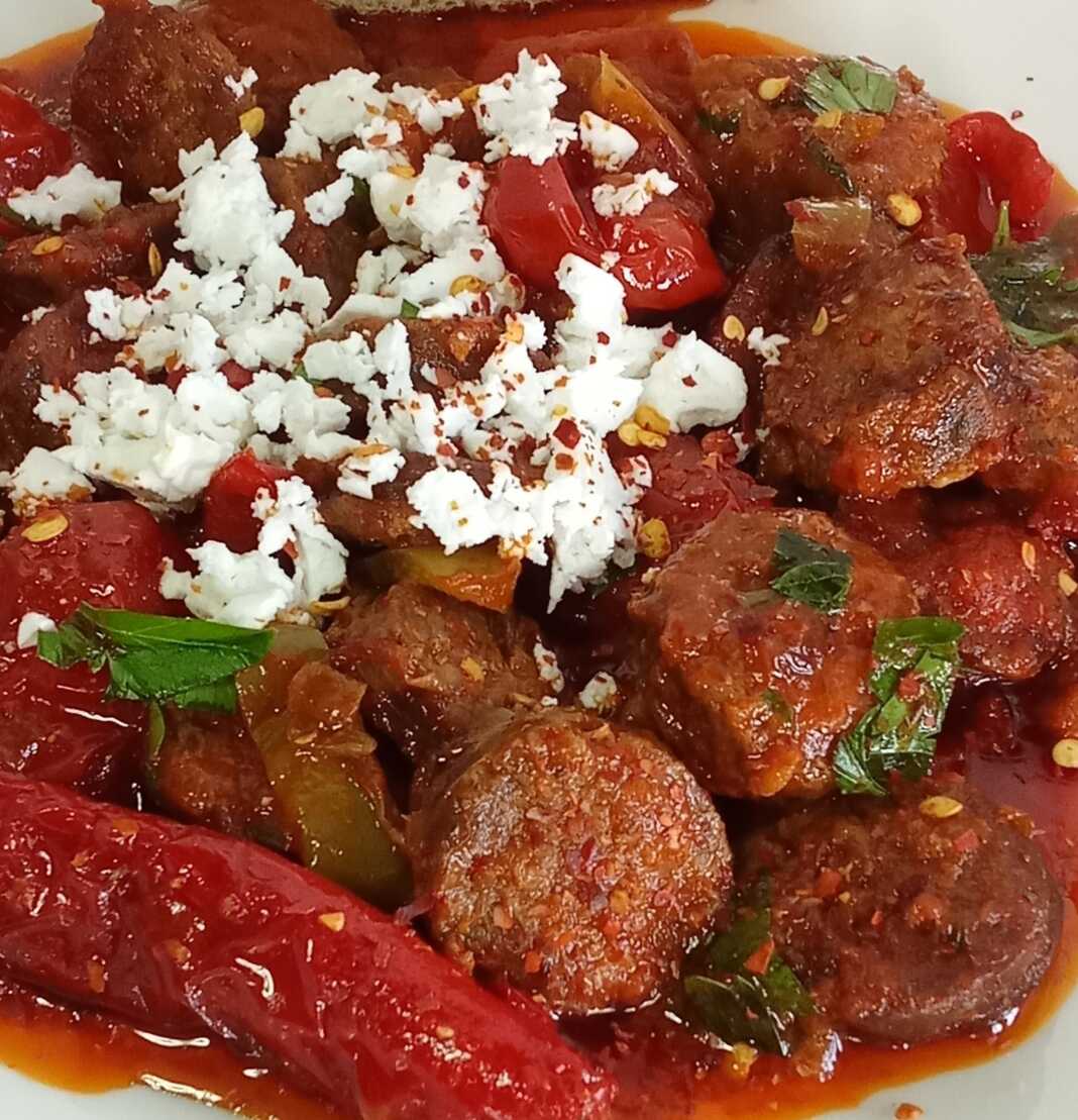 spentzofai Ένα πιατο γεμάτο με κόκκινο, ζουμερό σπετσοφάι, με κομμάτια λουκάνικου, πιπεριές και ντομάτα.