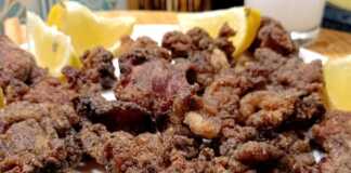 Ένα πιάτο γεμάτο με χρυσαφένια, τηγανητά κομμάτια γλυκαδιών, πασπαλισμένα με ρίγανη, έτοιμα για σερβίρισμα.