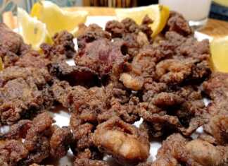 Ένα πιάτο γεμάτο με χρυσαφένια, τηγανητά κομμάτια γλυκαδιών, πασπαλισμένα με ρίγανη, έτοιμα για σερβίρισμα.